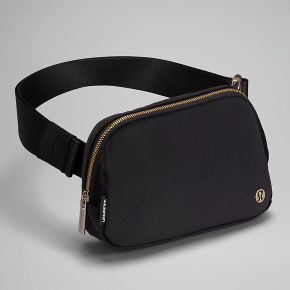 ❌ NWT Lululemon Everywhere 1L Belt Bag - Black Velour & Gold Hardware - Picture 7 of 11